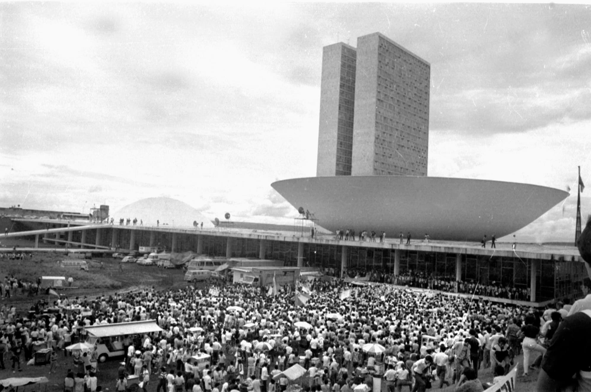 Multidão diante do Congresso Nacional, em Brasília
